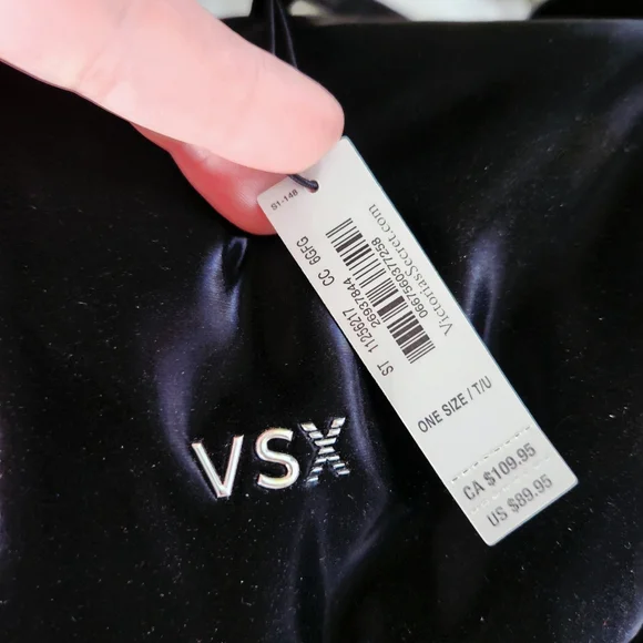 VSX Beautiful and Spacious Black Duffel Bag. FINAL PRICE 🖤 (ONLY 1 LEFT) - Picture 2 of 5